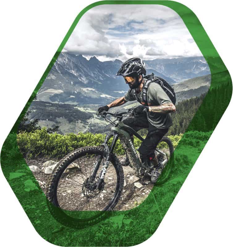 Maastopyöräilijä pyöräilee vuoristossa Haibike pyörällä.