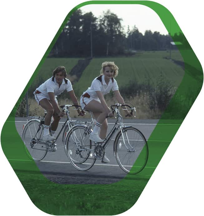 Pyöräilijät maantiellä 1980-luvulla.